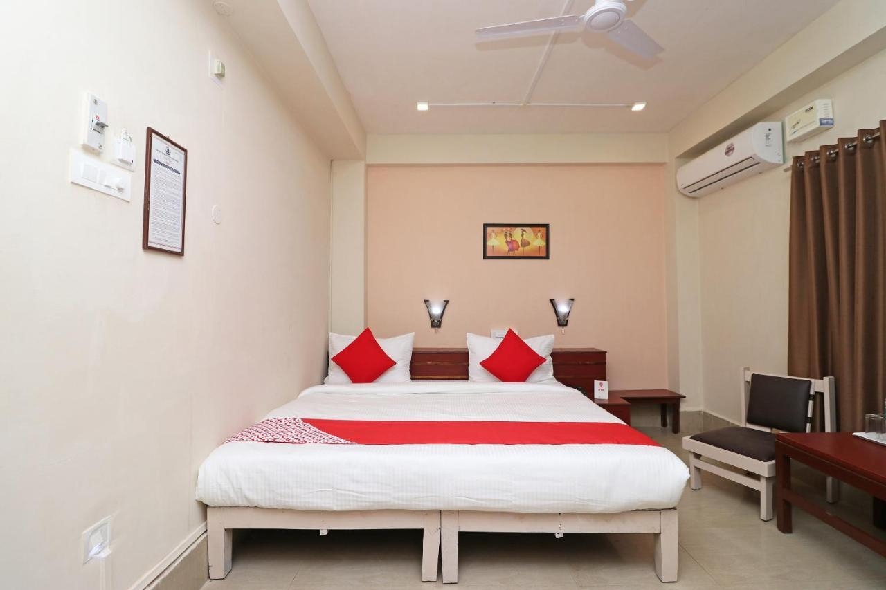 Vaccinated Staff - Capital O 7933 Hotel Trimurty International Guwahati Exterior foto