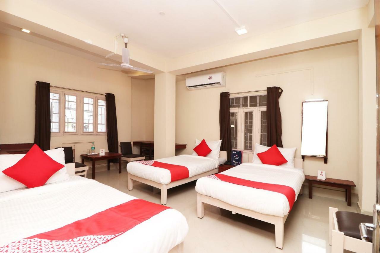 Vaccinated Staff - Capital O 7933 Hotel Trimurty International Guwahati Exterior foto